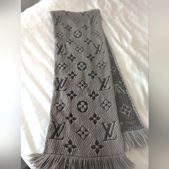 Louis Vuitton taupe/grey logo wool scarf - Picture 2 of 5